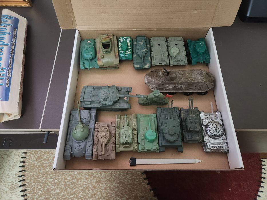 Книги, модели танков и игрушки бронетанковой техники