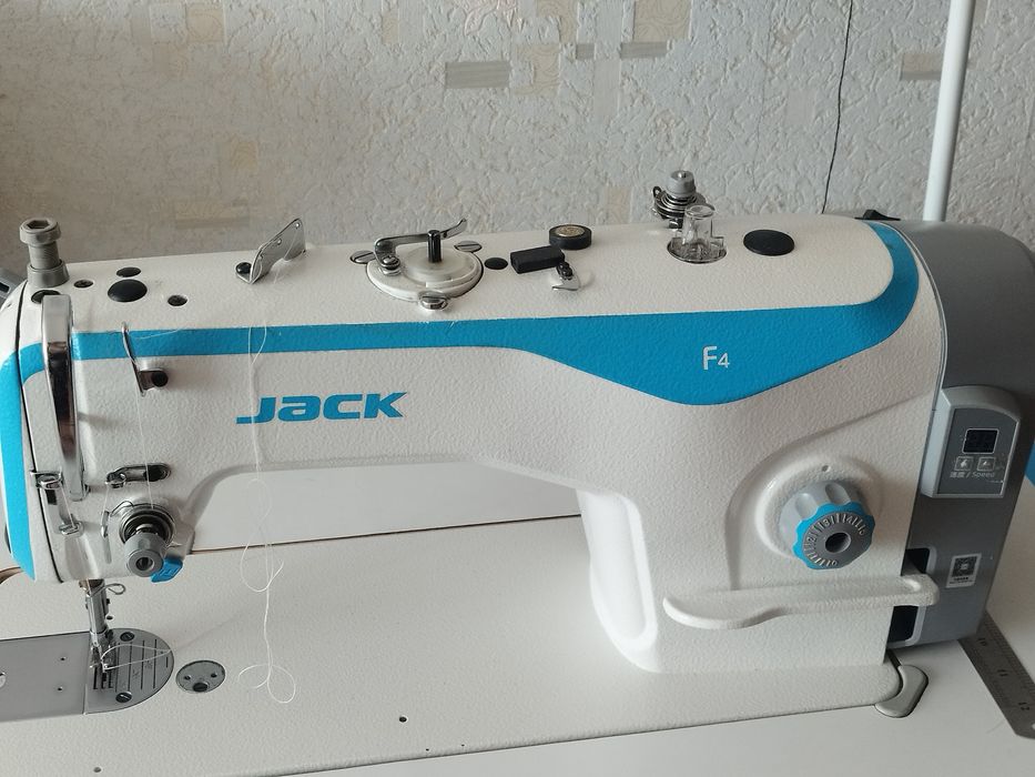 Продаю машинку для шитья