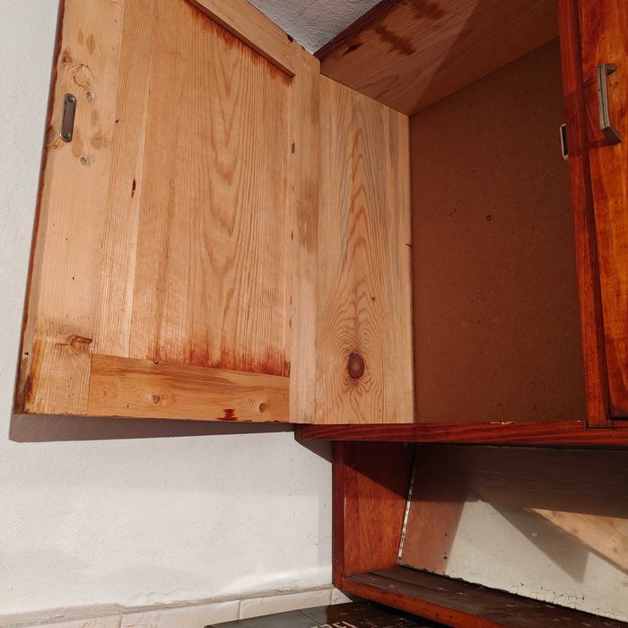 Кухненски горен шкаф от масив