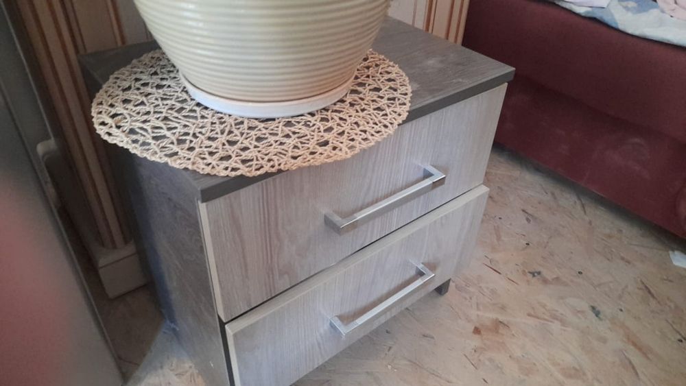 Продам кровать без матраса+2 тумбочки