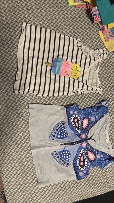 Много лятни дрешки размер 3г, повечето са нови от англия