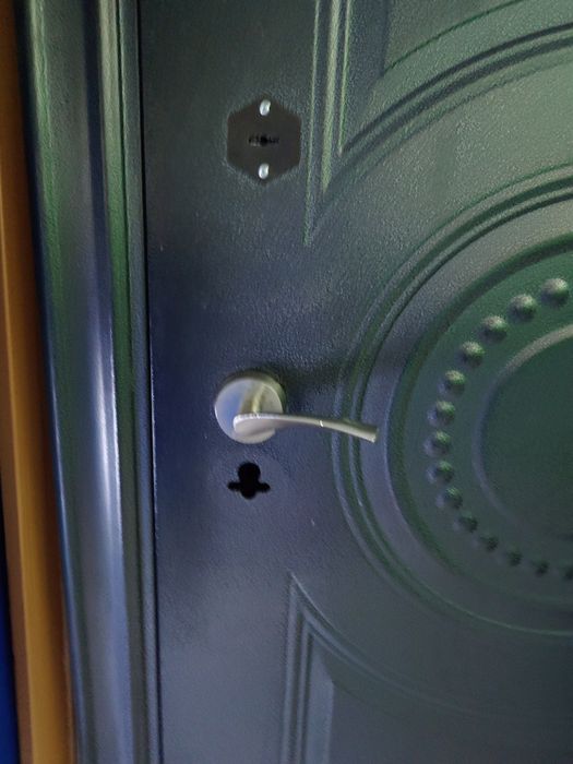 Продам железную дверь