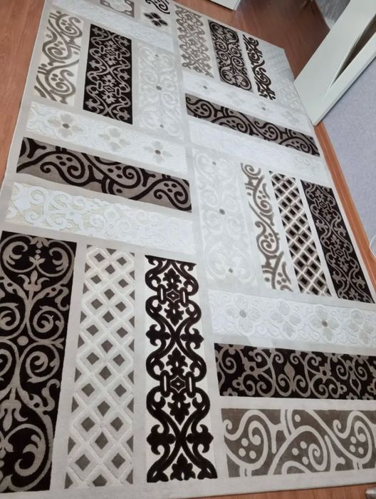 Современный ковер с узорным орнаментом