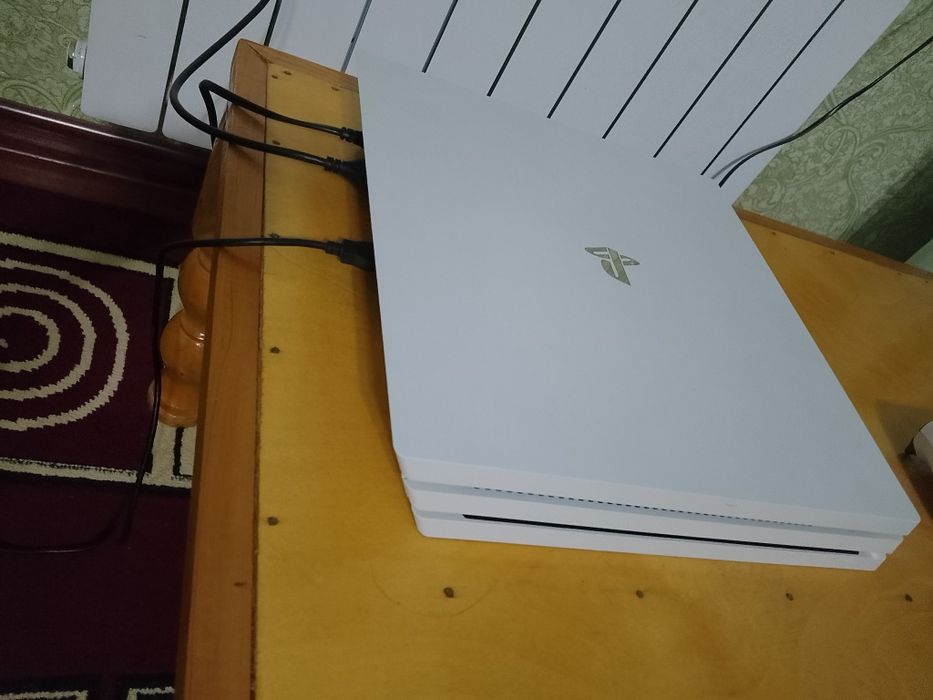 Playstation 4 pro 1 tb holati juda yaxshi
