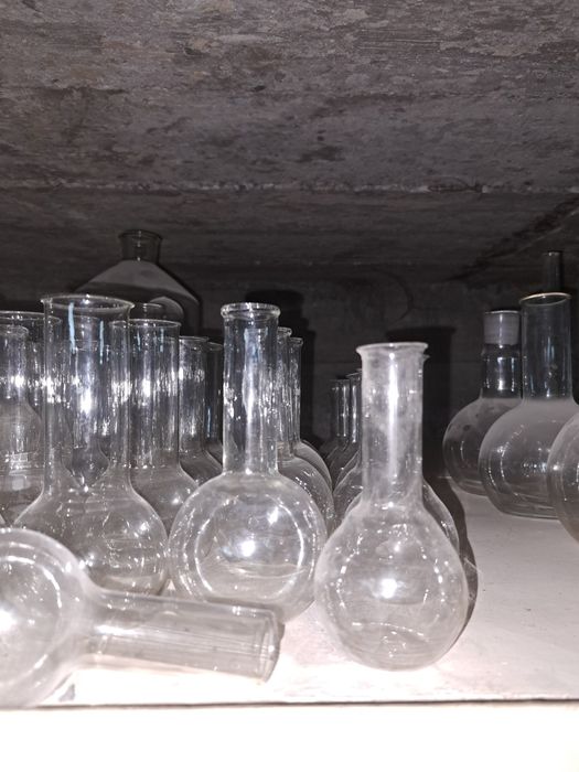 Колба мерная и коническая.