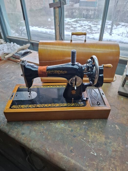 Швейная машина в хорошем состояние