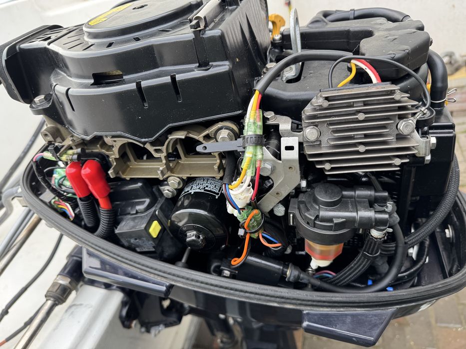 Barca cabinata, motor tohatsu 15 cp efi si peridoc