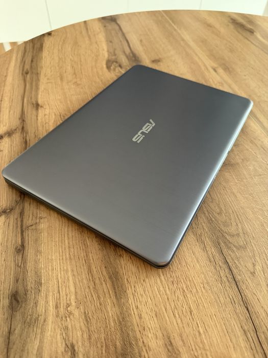 Продам ноутбук ASUS E406M (Intel Celeron N4000)