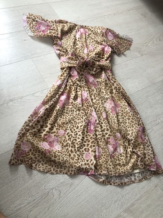 Къса лятна бежова рокля от плат леопардова щампа и рози