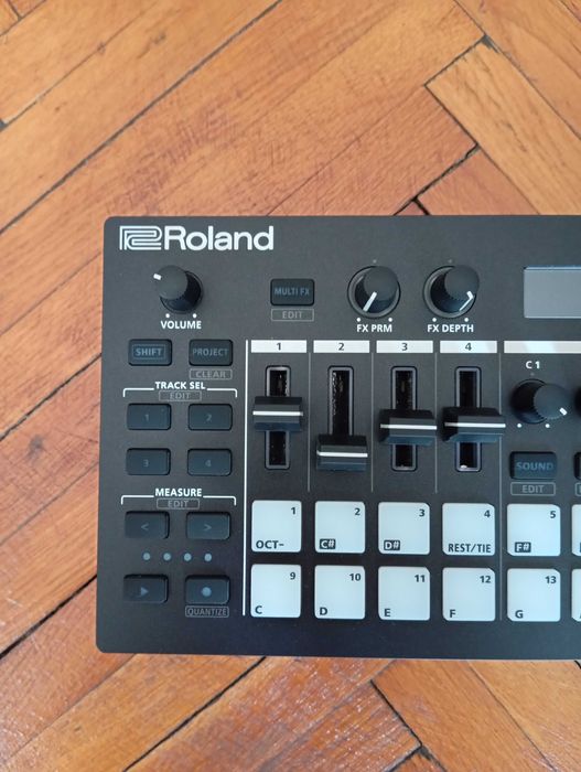 Roland MC-101 Groovebox Drum machine Sintetizator