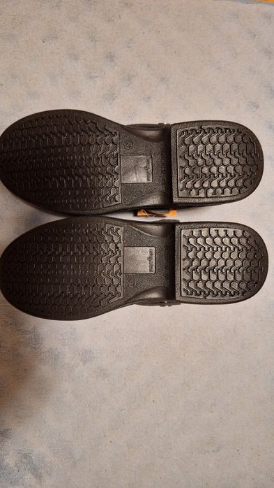 Нови работни обувки за кухня