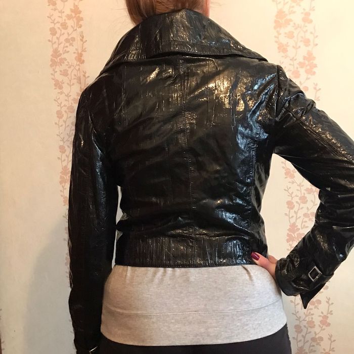 Кожаная лакированая куртка