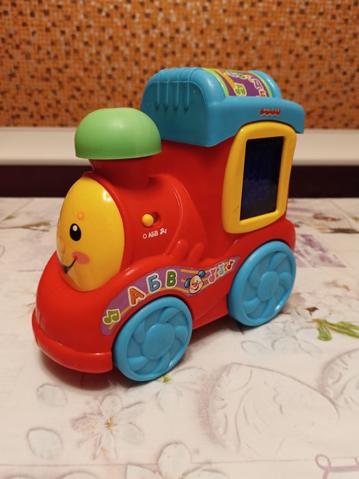 Паровозик Fisher Price.