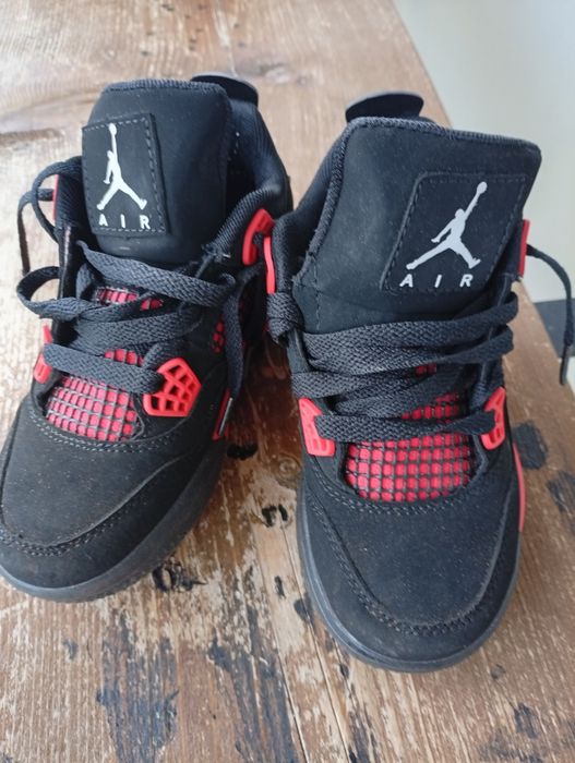 Vând urgent Jordan 4 Red thunder