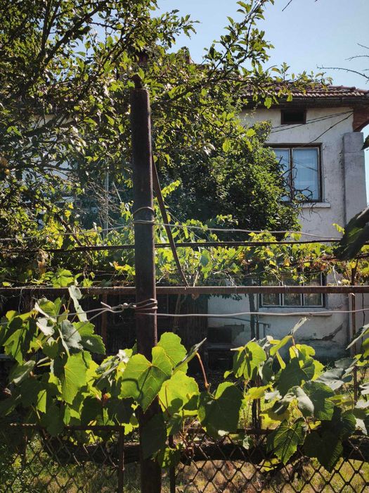 Продавам двуетажна къща в общ. Перник с. Богданов дол