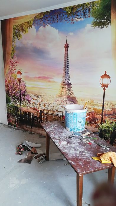 Бригада женщин клеем обои.