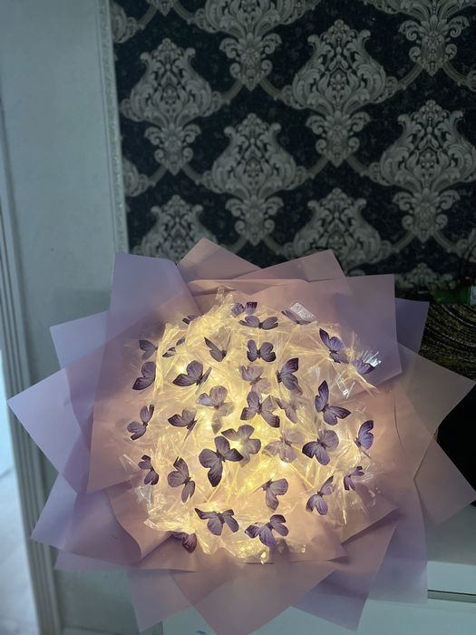 Бабочка в букете