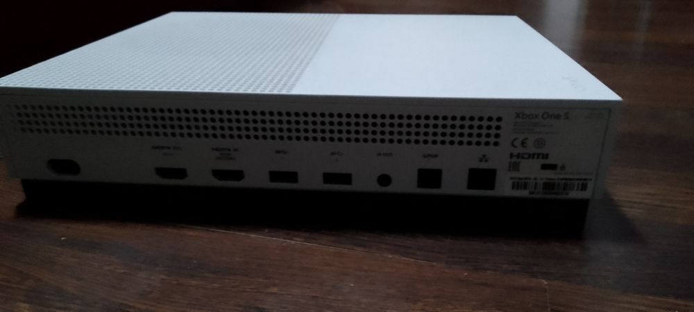 Vând Xbox one s un TB, mai multe în descrierea