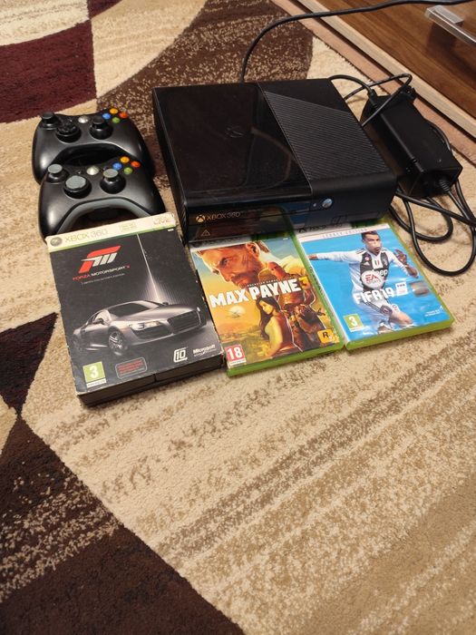 Vând Xbox360 cu 4 jocuri +2controalere