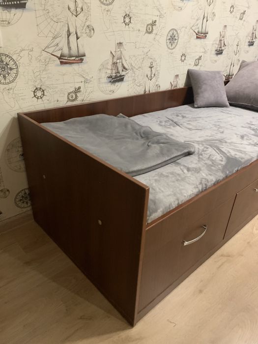 продам кровать с ящиками.