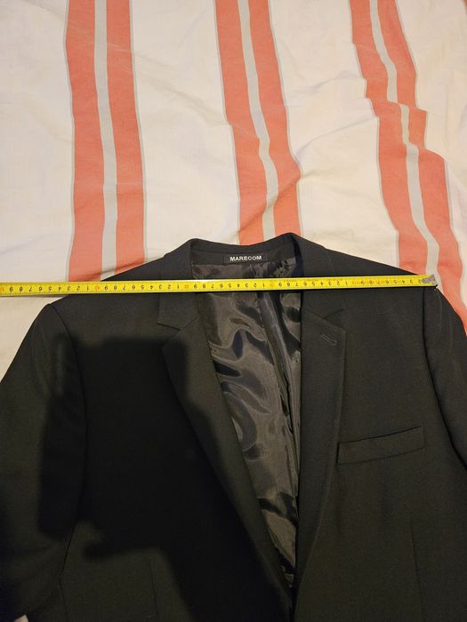 Vând costum de bărbați negru nr 48 . Made în Romània.