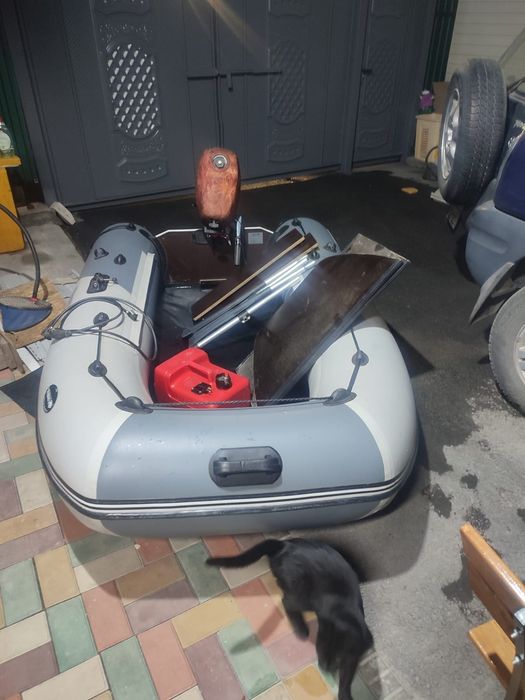 Продам лодку с мотором