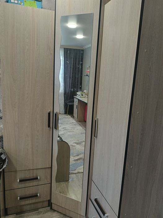 Угловой шкаф , очень вместительный