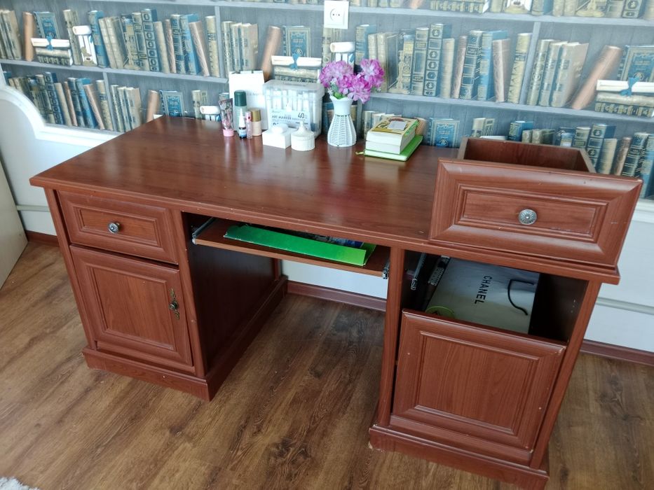 Стол писменный коричневый