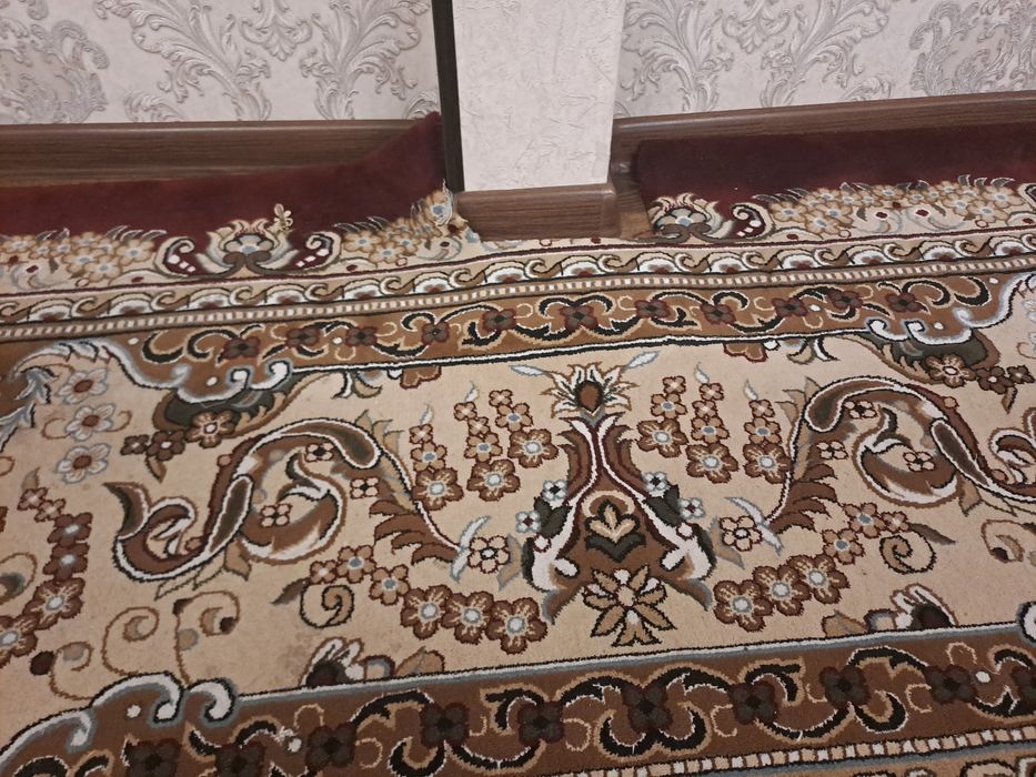 Gilam 5 ga 5 yarim gilam sotiladi arginal yaxshi gilam sintetik emas.