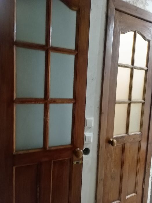 Деревянные двери в туалет и ванную