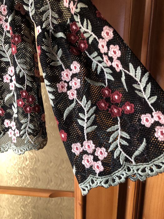 Bluza inflorata cu maneci bufante