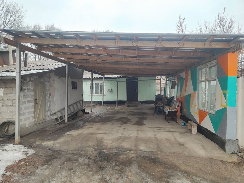 Продам два дома один двор.