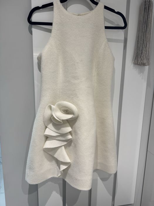 Вълнена рокля на Авин в цвят шампанско.