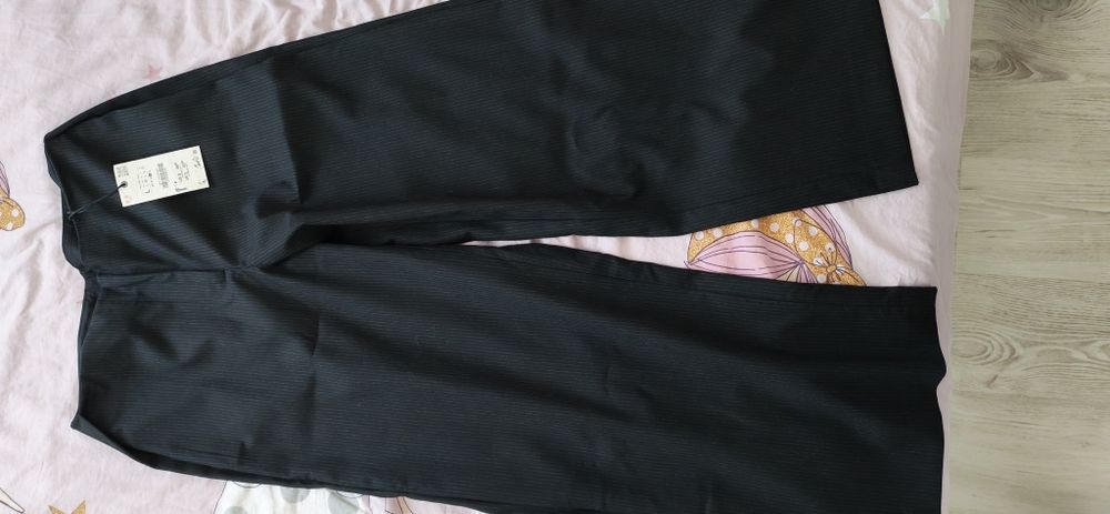 Pantaloni ZARA cu eticheta