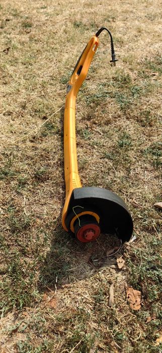 Тример за косене на тревни площи.