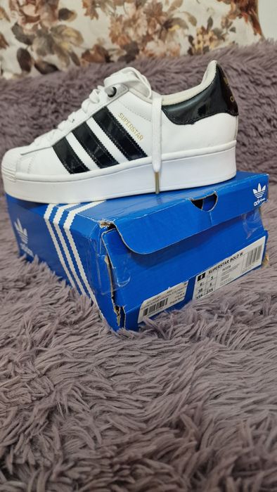 Adidași Adidas Superstar.