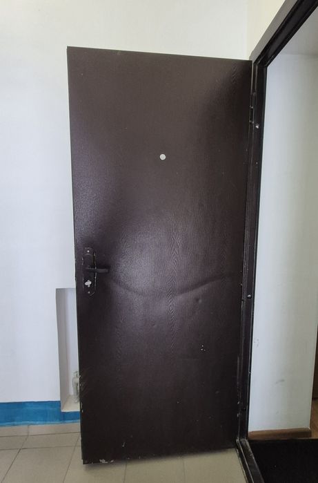 Входной дверь в отличном состояний