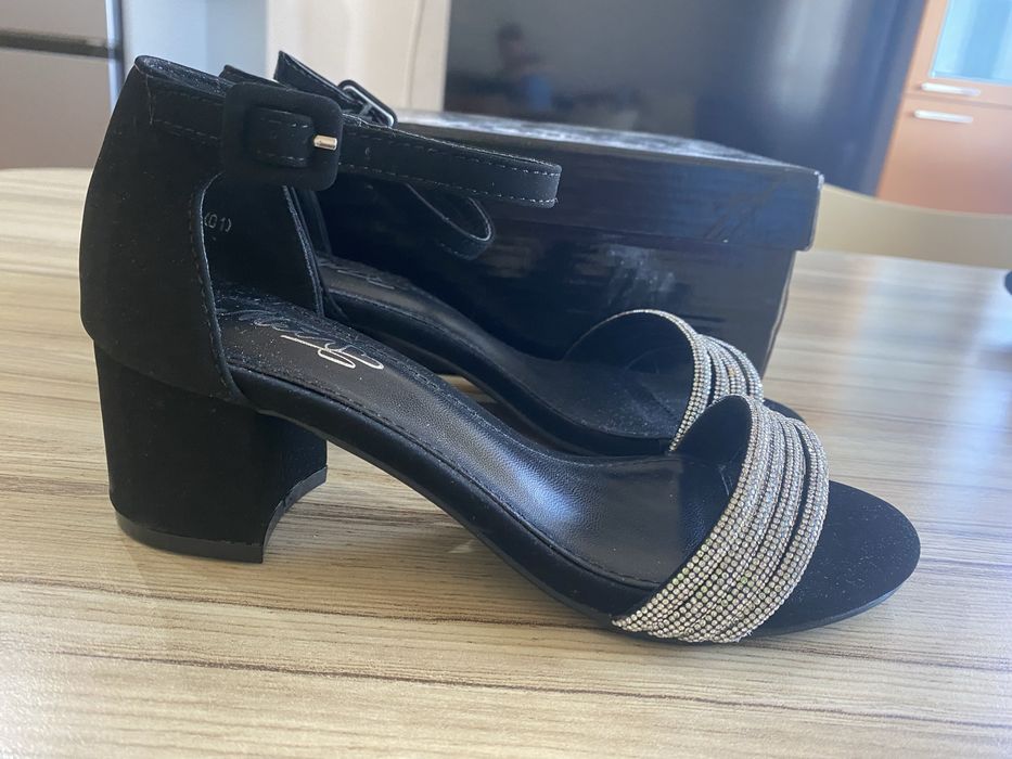 Елегантни сандали с ток