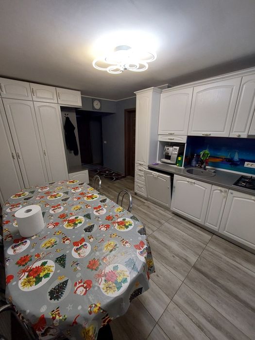Vand apartament complet renovat, mobilat si utilat, 3 camere, decomandat, 2 bai, etajul 2, proprietar