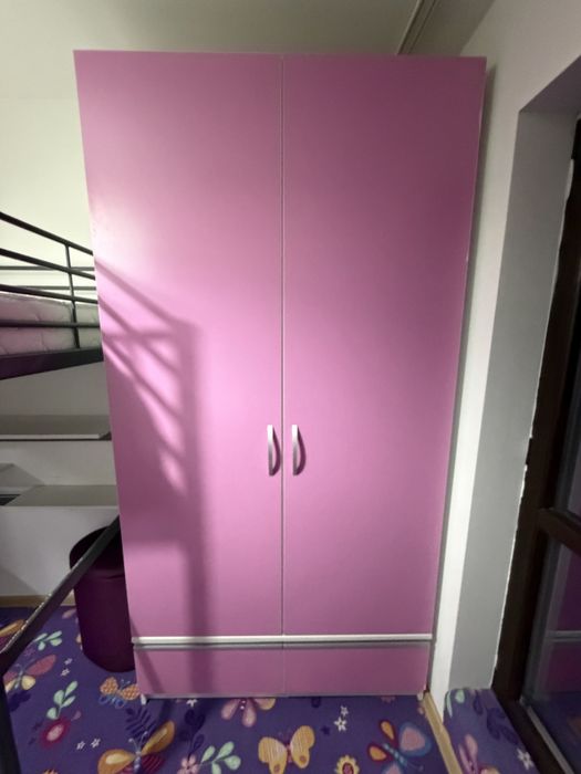Vând dulap încǎpǎtor în douǎ culori pentru copii in stare buna