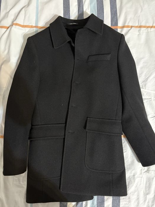 Черное пальто.