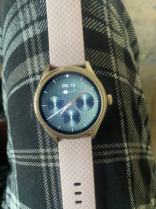 Продават се смарт часовници и слушалки