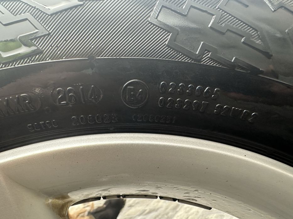 Vând roti de iarna continental 215/65 R16