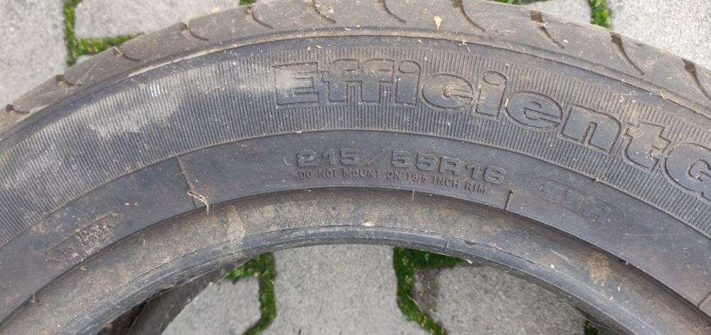 Patru pneuri de diferite dimensiuni, vară și iarnă.