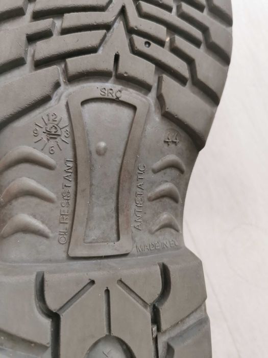 Sandale cu metal în vârf mărimea 44