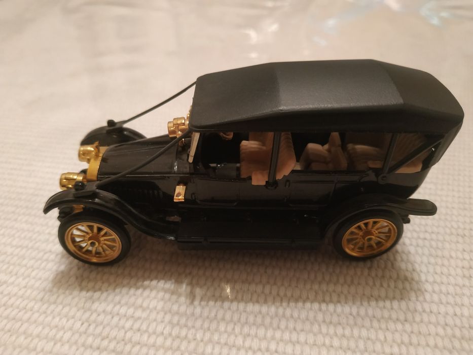 Продаю.игрушечную машинку.черного.цвета