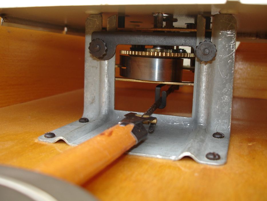 Янтар - механичен стенен часовник с махало