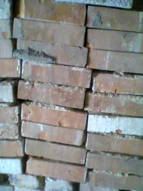 Продавам тухли  единични