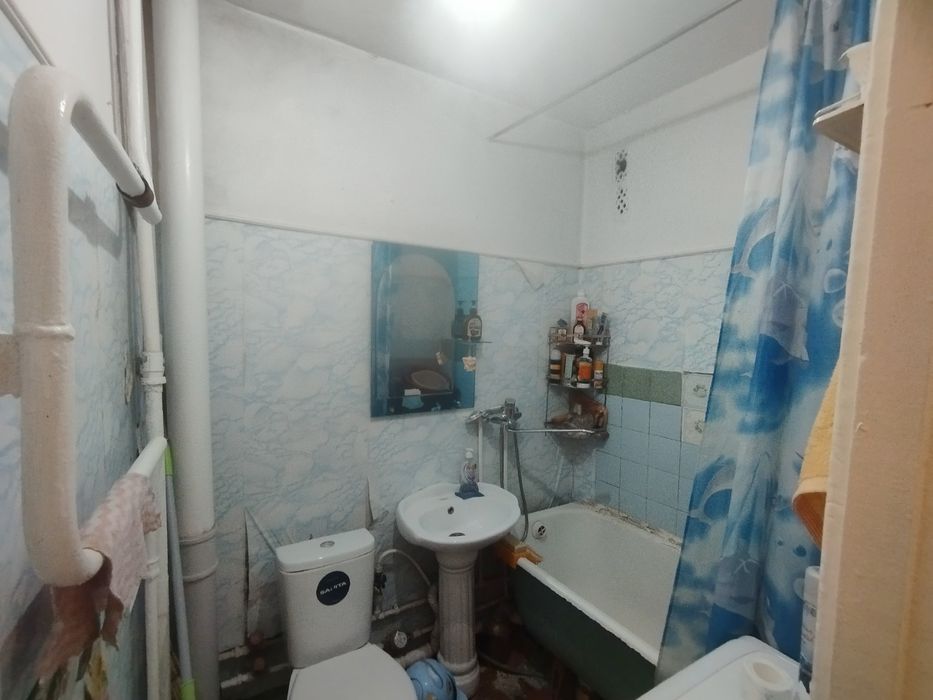 2 комнатная в 7 мкрн 1 этаж