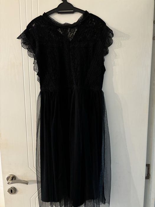 Елегантна рокля с дантела и тюл